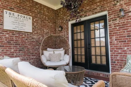 "Black Pearl: Luxury Home, Near Amenities, Sleeps 6"