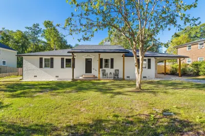 Private Pool~King Beds~Fire Pit~Sunroom~Near Charleston Hotels near Middleton Place Equestrian Center