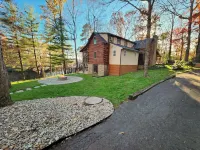 Amazing log cabin - 5 acre stocked pond - 16 acres - Minutes to Kings Dominion