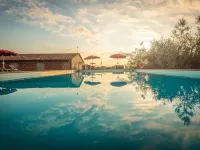 Il Cavaliere - tuscan farmhouse with pool on the wine road of Montecarlo-Lucca 蒙特卡洛酒店