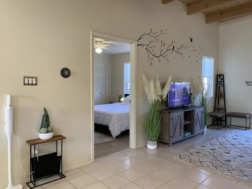 Spacious 950 sq ft 2 BR 1.7BA w/yard (Remodeled)