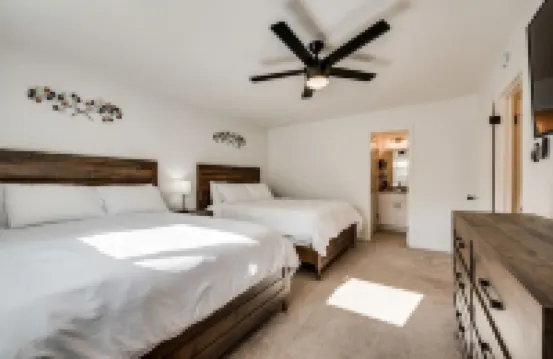 Hot Tub, Putting Green, Game Room!