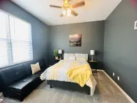 Cozy 2-bedroom townhome with WiFi, AC in charming Kansas City