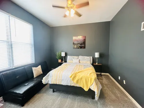 Cozy 2-bedroom townhome with WiFi, AC in charming Kansas City