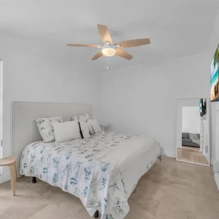 Beachside Bliss: One-Bedroom perfect vacation parking included