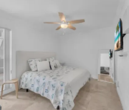 Beachside Bliss: One-Bedroom perfect vacation parking included