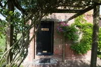Tastefully Renovated Countryside Cottage with Swimming Pool near Tenterden