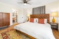 Hickory House - Family/Group and Pet-Friendly Retreat Near Lockhart Square!