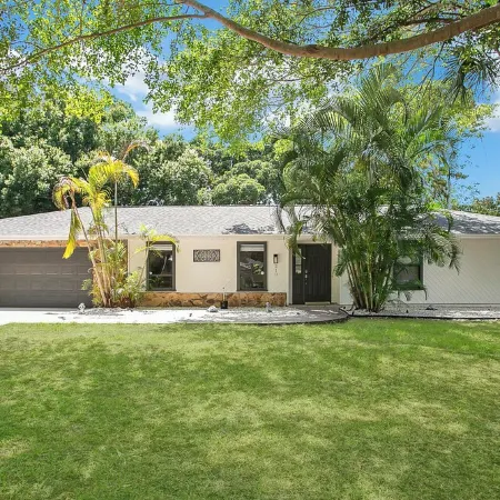 Welcome to our gorgeous remodelled home! Near Anna Maria and Bradenton beach.