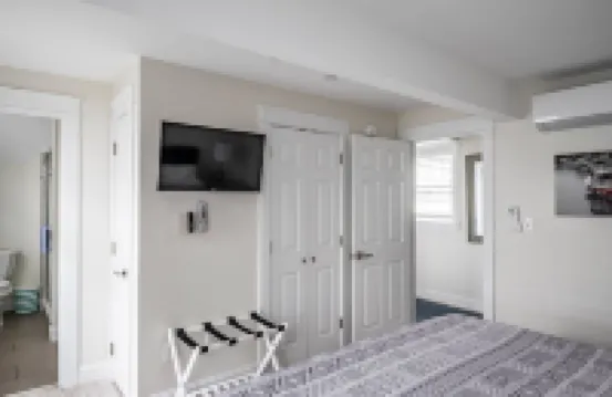 Swanky Flat in the Heart of Dock Square,  SUPER CLEAN! WALK TO EVERYTHING!