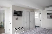Swanky Flat in the Heart of Dock Square,  SUPER CLEAN! WALK TO EVERYTHING!