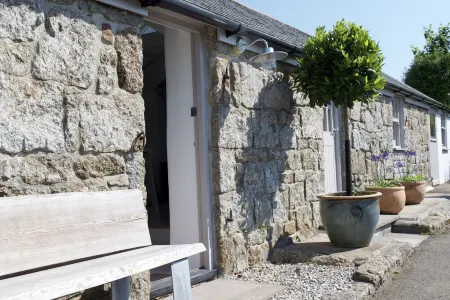 Peaceful rural retreat - w/Parking - close to Mousehole Beaches & Restaurants Отели в г. Пол