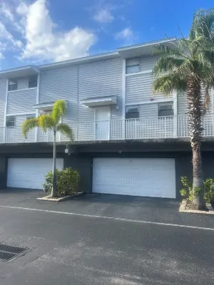 Indian Shores Townhouse, steps from the Beach with pool! Hotels near Town Square Nature Park