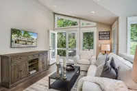Quiet Carriage House Charmer NEW KING BED