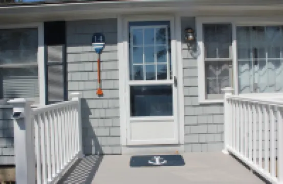 Charming cottage just a short walk to the beach!