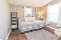 Camryn's Cottage Hotels in Balfour