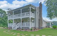 Lake Lanier Farmhouse near Olympic Rowing Venue Hotels near Don Carter State Park