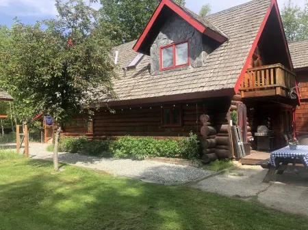 Moose Lodge Log Cabin and Chalet w/ Hot Tub sleeps 16