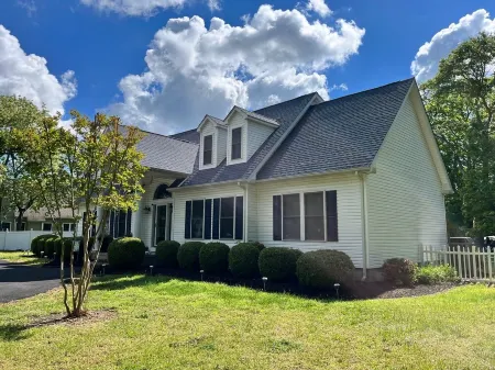 Beautiful, Spacious, Pet Friendly Home in 2 Miles from the Beach! Отели в г. Ошен Вью