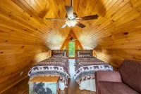 Deer Wood Cabin w/Hot Tub - Sleeps 8
