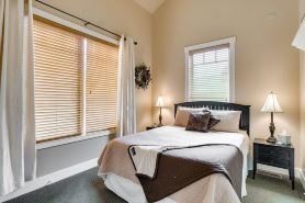 5 Star, 1 Level, Downtown, Quiet, Great View, Walk, Cozy, Pet Friendly, Enjoy!