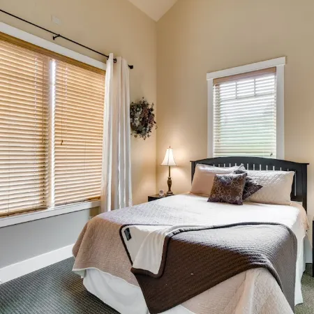 5 Star, 1 Level, Downtown, Quiet, Great View, Walk, Cozy, Pet Friendly, Enjoy!