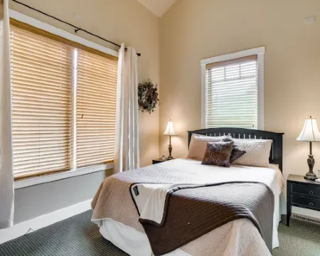 5 Star, 1 Level, Downtown, Quiet, Great View, Walk, Cozy, Pet Friendly, Enjoy! Hotels in Sisters