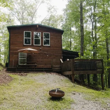 "The Lantern" Woodsy Cabin Experience w/ HotTub