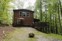 "The Lantern" Woodsy Cabin Experience w/ HotTub