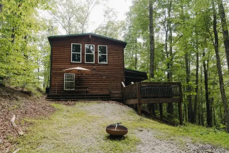 "The Lantern" Woodsy Cabin Experience w/ HotTub