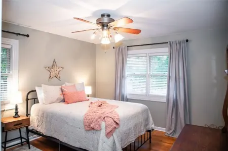 Cozy Adams St Cottage! Short walk to square!