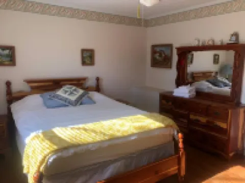 Peaceful Vintage Library Getaway near Town