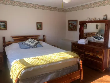 Peaceful Vintage Library Getaway near Town