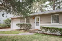 Downtown House with 75"4, Private Firepit, Sleeps 6!