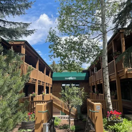 Chalet Chic 2-Bedroom + Queen Sofa Bed, 2.5 Blocks to Central Gondola