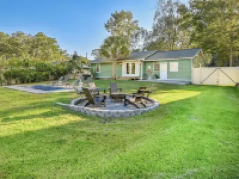 Peaceful 3Br, Private Pool & Marsh Views Minutes from Charleston & Beaches Hotels in Berkeley County