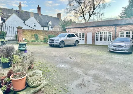 Holly Cottage, Pet Friendly, Secure Courtyard Parking, Near Historic Ironbridge.