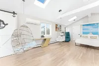 Mermaid of HULL ~  Looking at Nantasket Beach  ~ Events Allowed Hotel in zona Peddock's Island