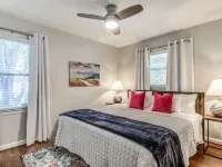 Bit o' Raleigh Bungalow, 6 min drive to downtown Hotels in Garner
