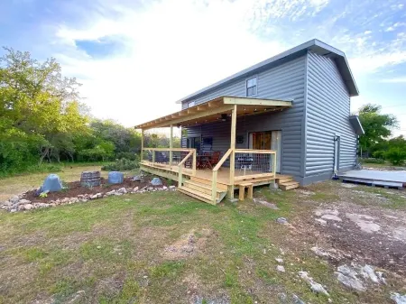 Hill Country Escape at the Guadalupe River Отели рядом с достопримечательностью «Gypsy River Resort»