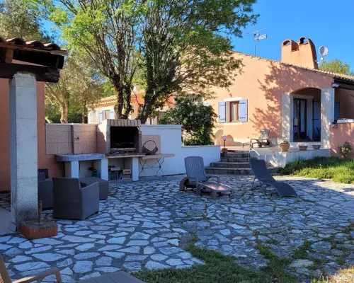 Country house at the foot of the Luberon ロリのホテル