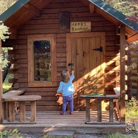 Kenai riverfront log cabin, perfect for fishing, close to town