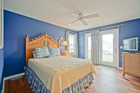 BEAUTIFUL OCEAN ISLE BEACH 7 BEDROOM CANAL HOME