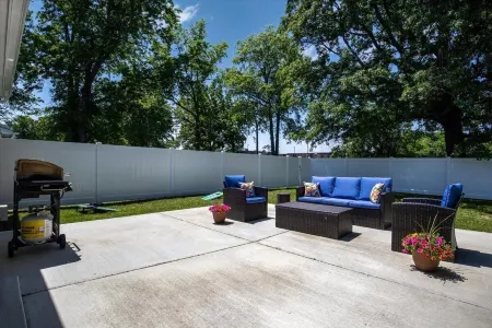 1 Mile to Lake, CLEAN, Private Yard, Fireplace, Memory Foam, Parking, Netflix Отели в г. Вермилен