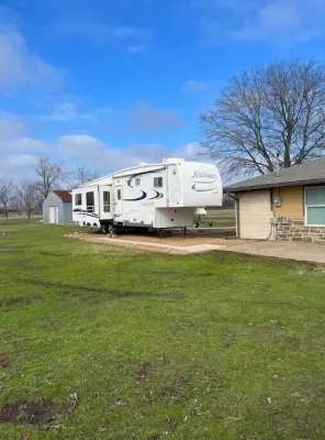 5th Wheel Camper with plenty of outdoor space