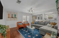 Family Getaway Near Santa’s Wonderland & A&M w/ Firepit, Arcade & King Beds 칼리지스테이션 호텔