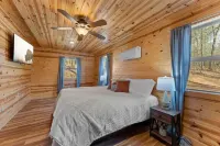 Pet-Friendly Mnt. View Cabin Near River w/ Fire Pit + Hot Tub Sleeps 10