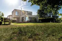 House on the Havelbogen directly on the water with canoe and jetty, garden apartment Hotels in Werder