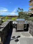 Relaxing Kailua-Kona 2 bed/2 bath condo with central AC across street from beach