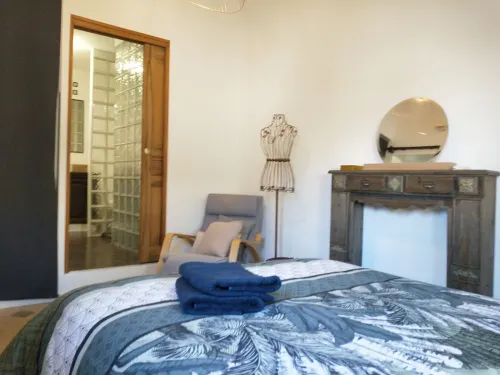 Air-conditioned villa with garden and pool near Avignon